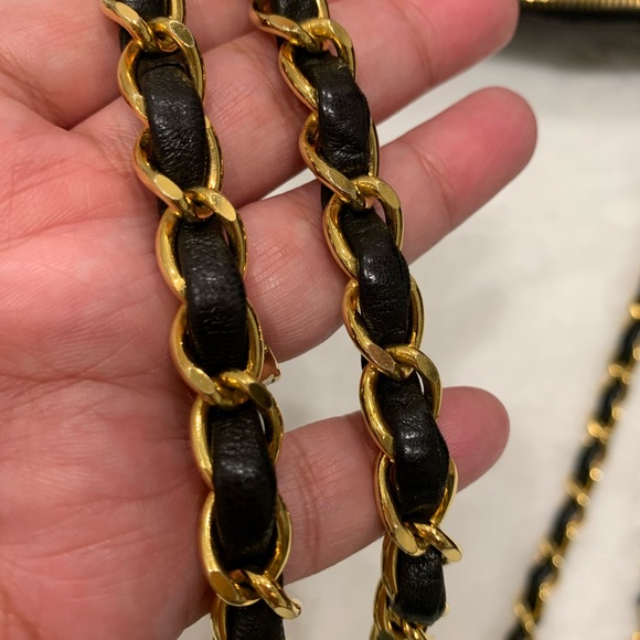 CHANEL Quilted Matelasse CC Logo Lambskin Tote - Picture 15 of 15